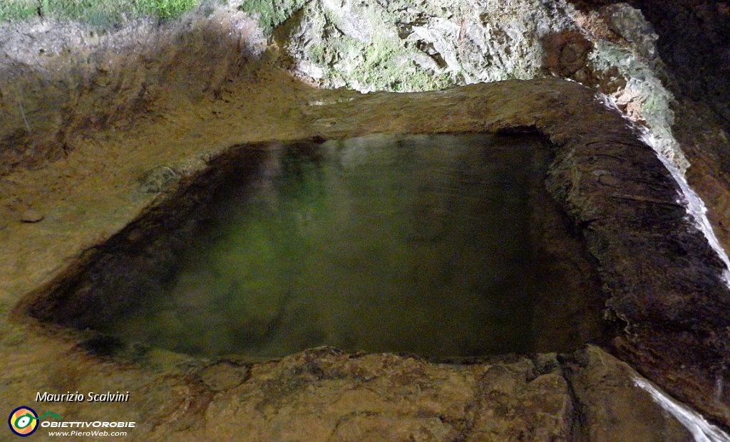 12 La vasca d'acqua della grotta.JPG